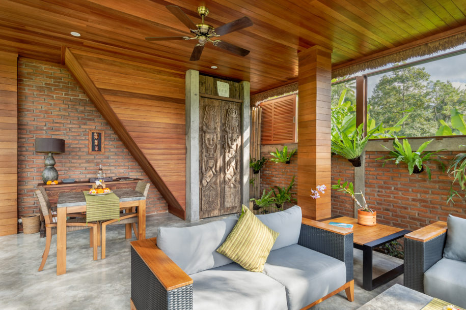 Das offene Wohnzimmer im Sidemen Hotel Villa Uma Dewi Sri auf Bali