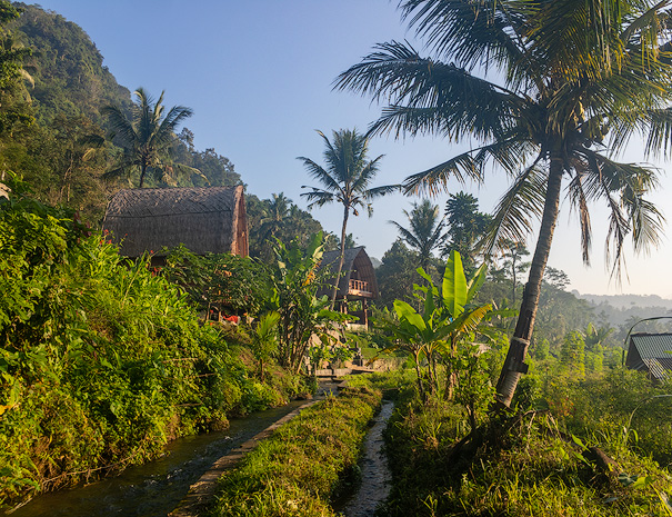 Villa Uma Dewi Sri in Sidemen vom Bewässerungskanal aus gesehen, der vor dem Grundstück verläuft