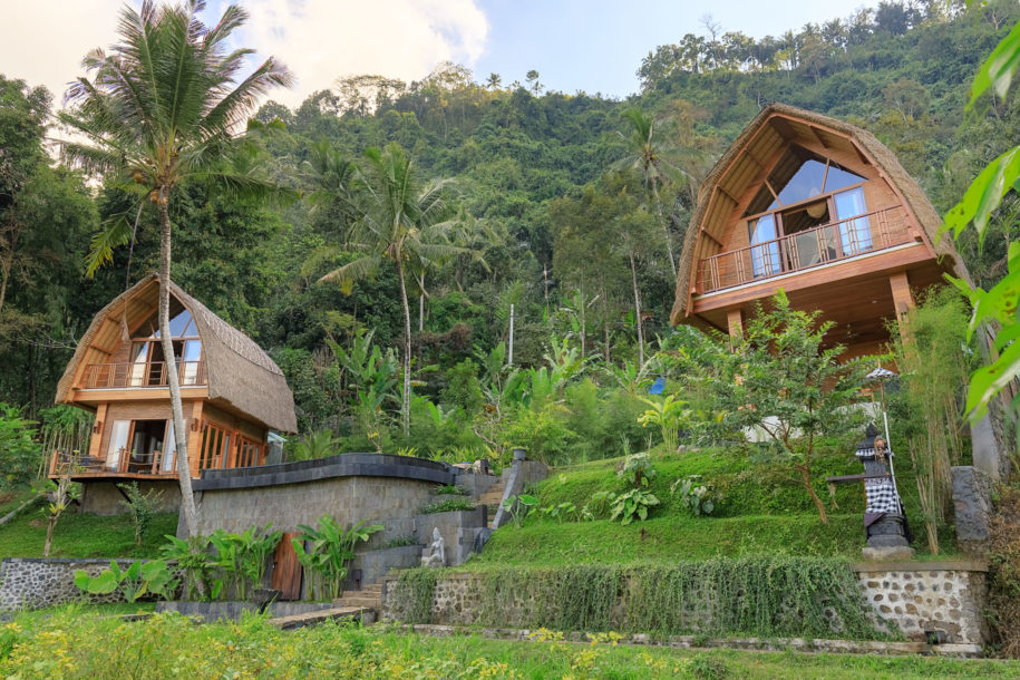 Villa zum Verkauf in Sidemen, Uma Dewi Sri, gesehen vom Sidemen Trekkingpfad, der vor der Ferienunterkunft vorbeiführt